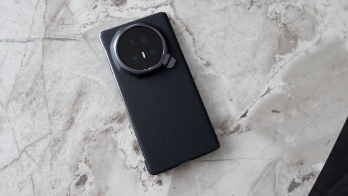 Honor Magic V5 rear with case